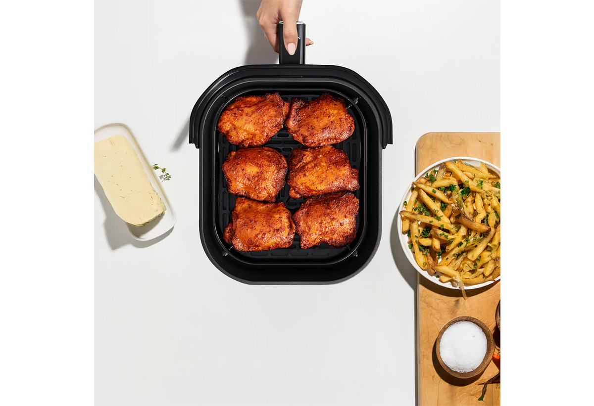 Απεικονίζεται ένα ψημένο κοτόπουλο μέσα στη φριτέζα.